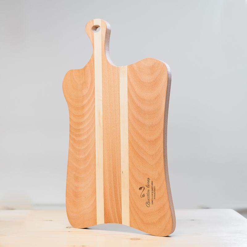 Tocător din lemn de paltin sau fag, într-o formă unică, gravat laser