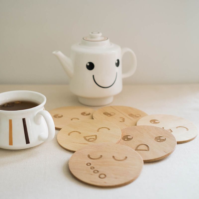 Fețe-Fețe - set coastere / suporturi pahare, din lemn, cu fețe haioase