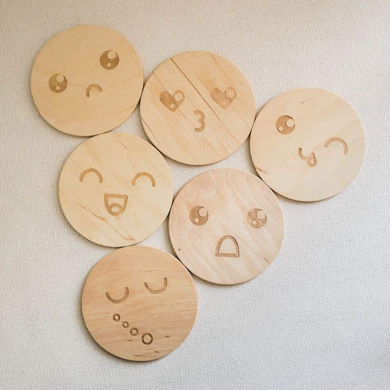 Fețe-Fețe - set coastere / suporturi pahare, din lemn, cu fețe haioase