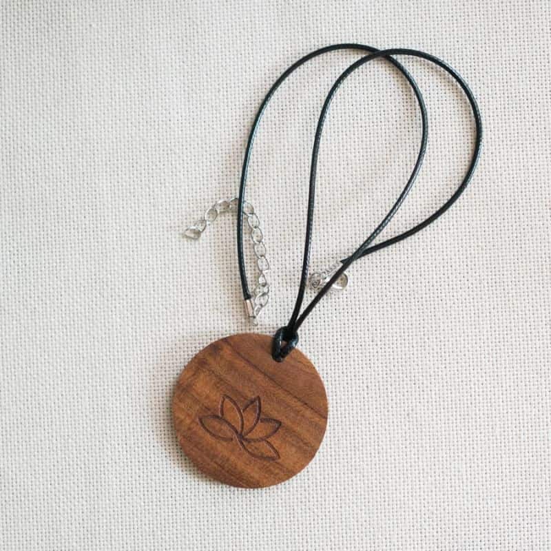 Colier Lotus din lemn de prun