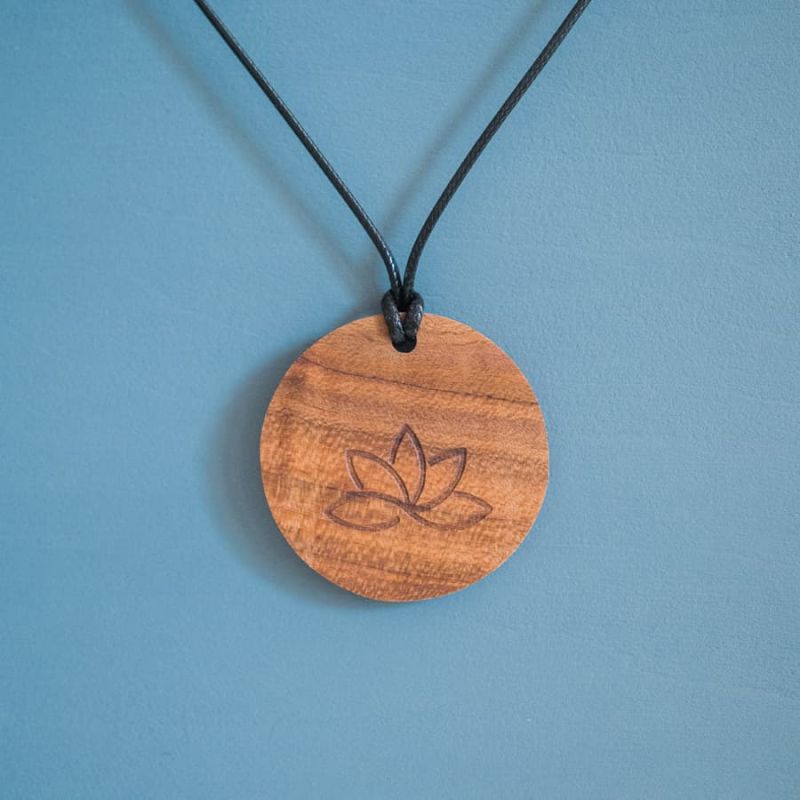 Colier Lotus din lemn de prun
