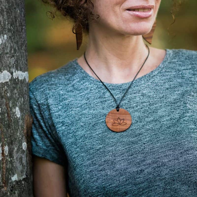 Colier Lotus din lemn de prun