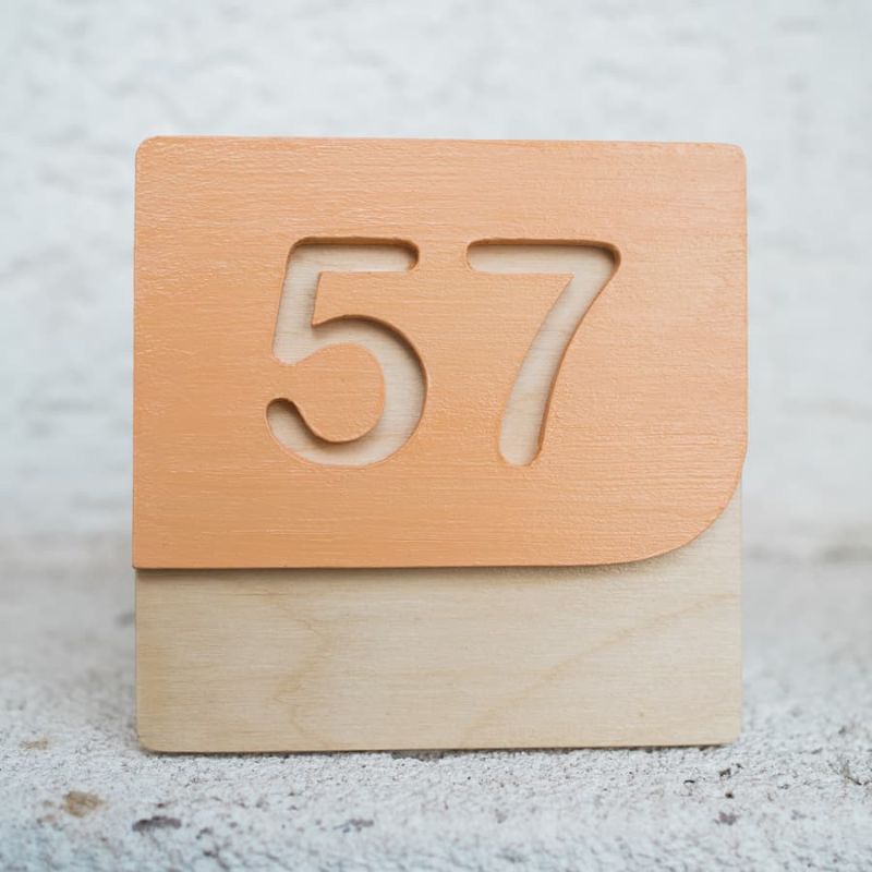 Număr de apartament din lemn, pătrat, elegant și personalizabil!