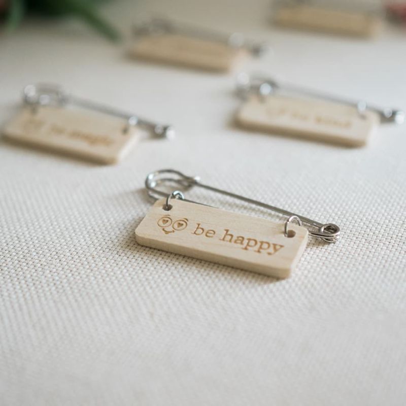 Broșă cu dichis din lemn de paltin, gravată cu mesaje