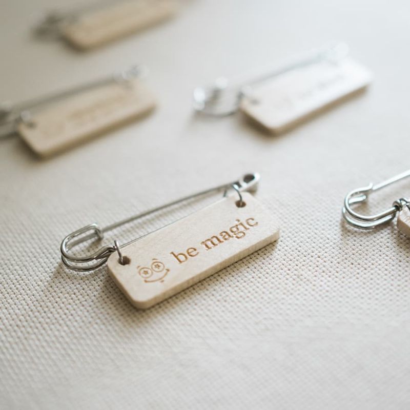 Broșă cu dichis din lemn de paltin, gravată cu mesaje