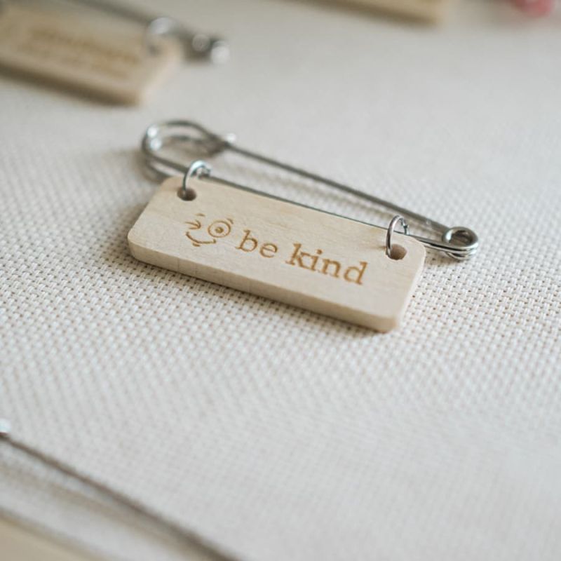 Broșă cu dichis din lemn de paltin, gravată cu mesaje