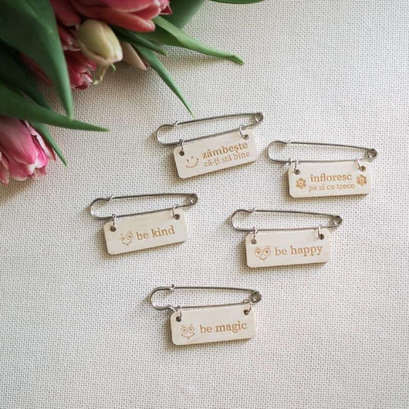 Broșă cu dichis din lemn de paltin, gravată cu mesaje