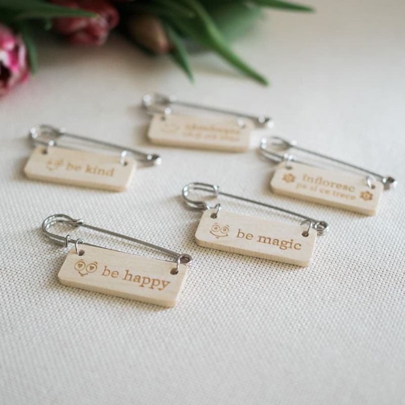 Broșă cu dichis din lemn de paltin, gravată cu mesaje