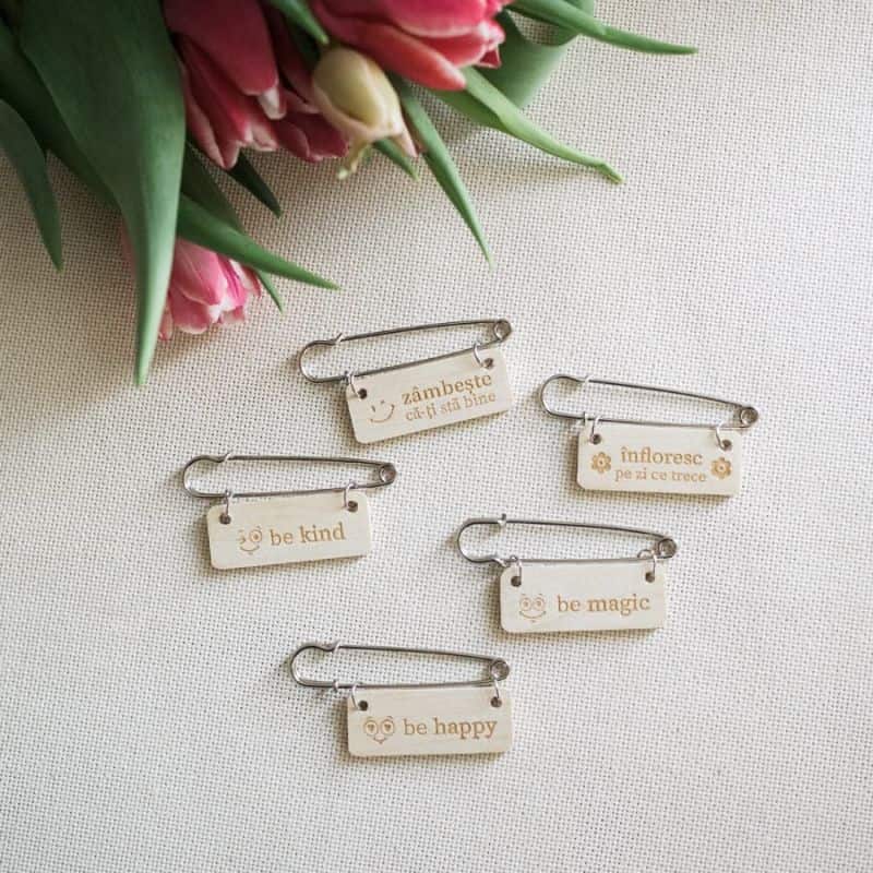 Broșă cu dichis din lemn de paltin, gravată cu mesaje