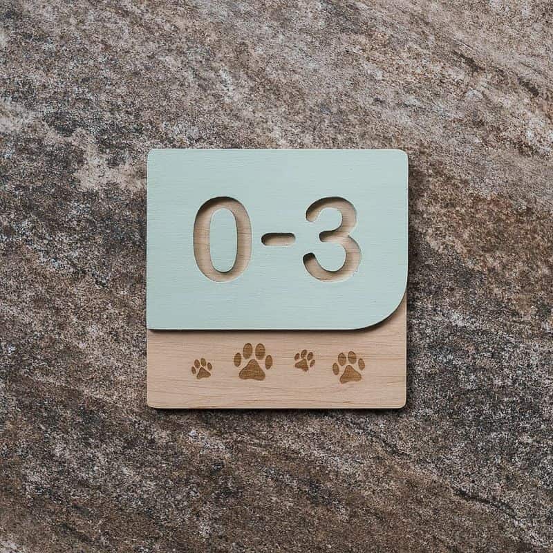 Număr de apartament din lemn, pătrat, elegant și personalizabil!