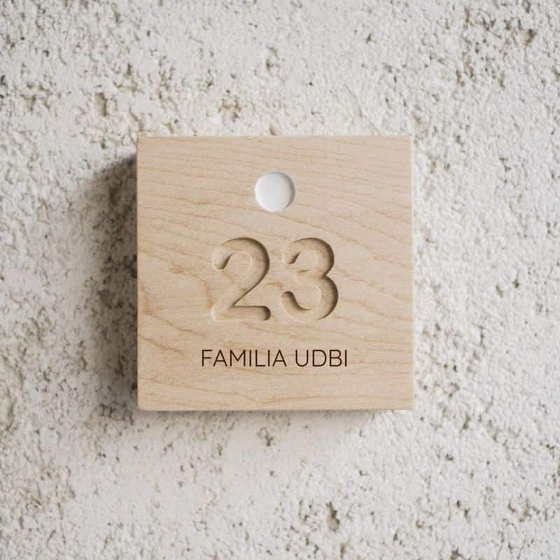 Număr pentru apartament, din lemn masiv, cu buton de sonerie? Număr pentru apartament, din lemn masiv, cu buton de sonerie?