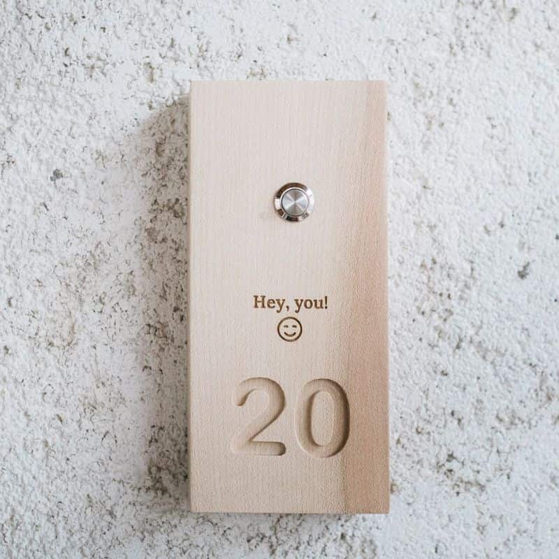 Număr pentru apartament, din lemn masiv, cu buton de sonerie? Număr pentru apartament, din lemn masiv, cu buton de sonerie?