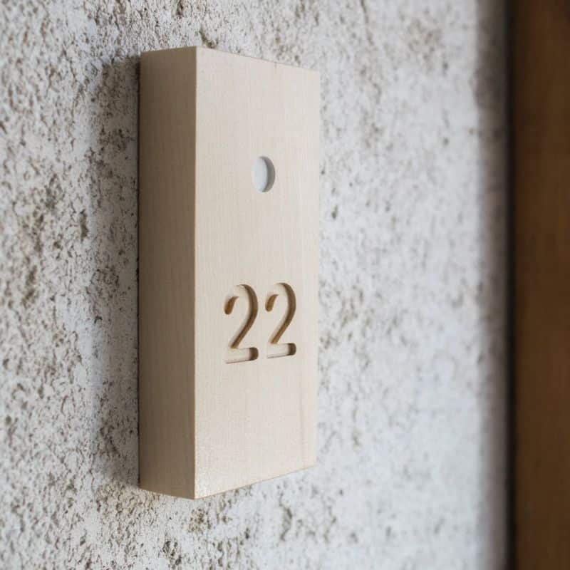 Număr pentru apartament, din lemn masiv, cu buton de sonerie? Număr pentru apartament, din lemn masiv, cu buton de sonerie?