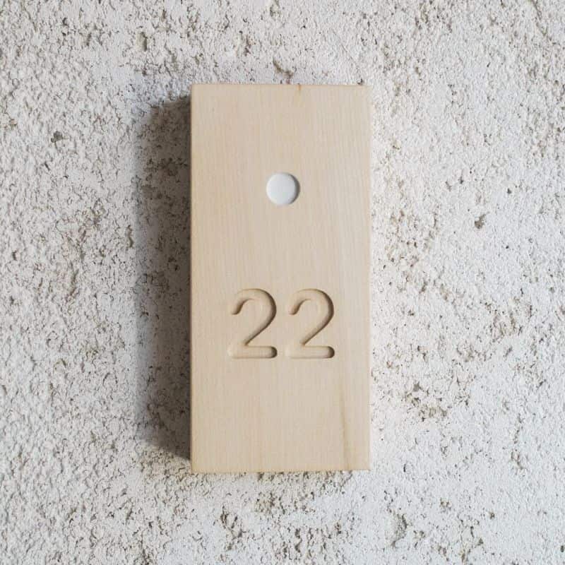Număr pentru apartament, din lemn masiv, cu buton de sonerie? Număr pentru apartament, din lemn masiv, cu buton de sonerie?