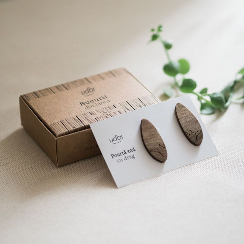 Cercei din lemn de nuc sub forma a două picături de apă