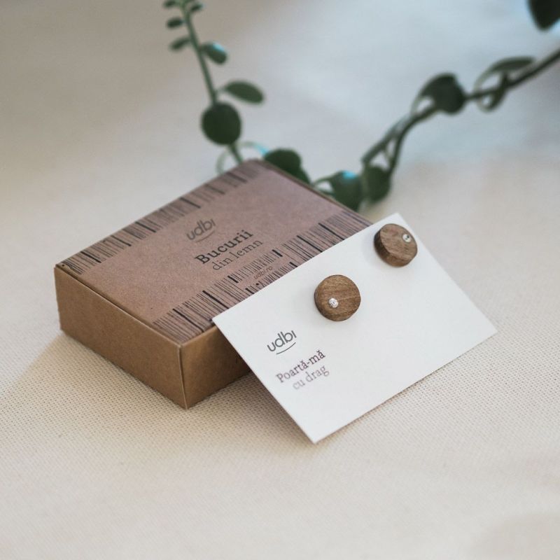 Cercei rotunzi din lemn de nuc, delicați, cu inserții Swarovski