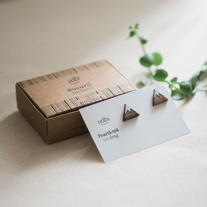 Cercei din lemn de nuc sub formă de triunghi, simpatici potop