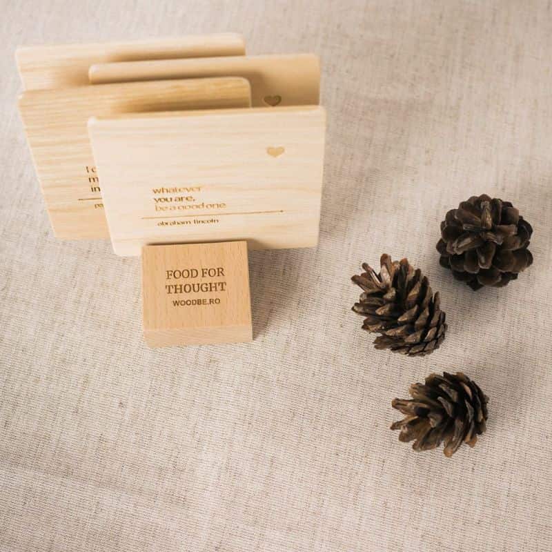 Hopa Sus - set de 4 coastere / suport de pahare, cu îndemnuri Hopa Sus - set de 4 coastere / suport de pahare, cu îndemnuri