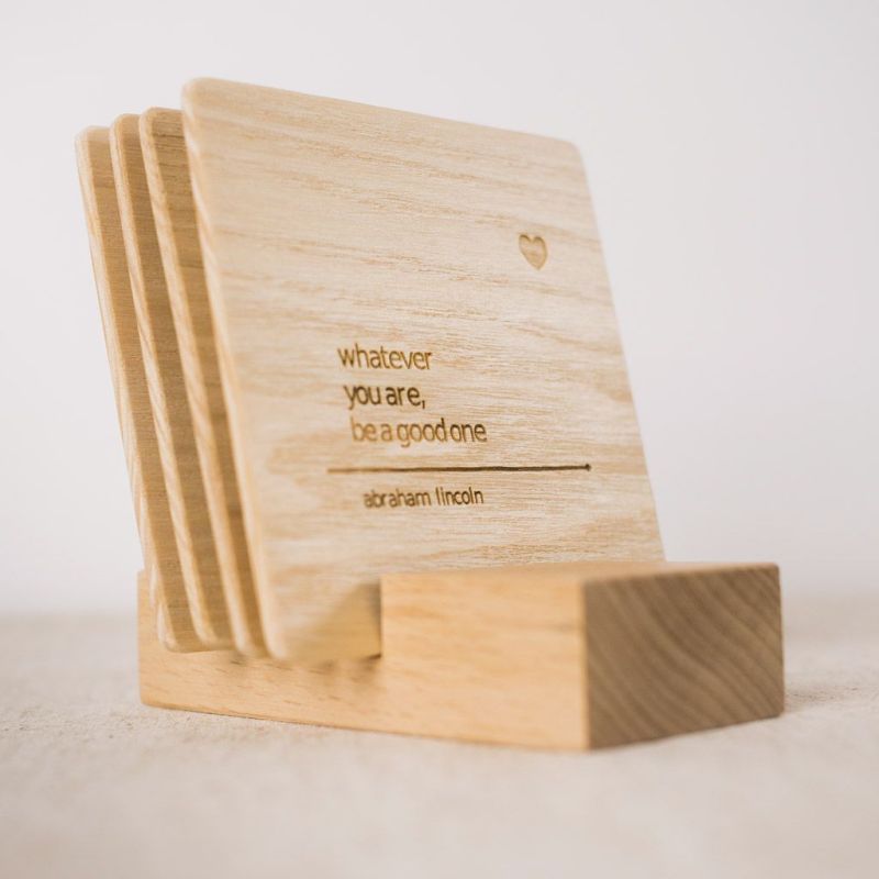 Hopa Sus - set de 4 coastere / suport de pahare, cu îndemnuri Hopa Sus - set de 4 coastere / suport de pahare, cu îndemnuri