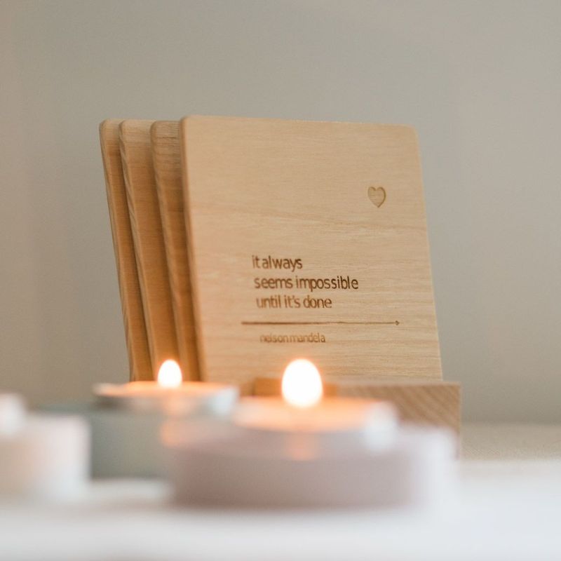 Hopa Sus - set de 4 coastere / suport de pahare, cu îndemnuri Hopa Sus - set de 4 coastere / suport de pahare, cu îndemnuri