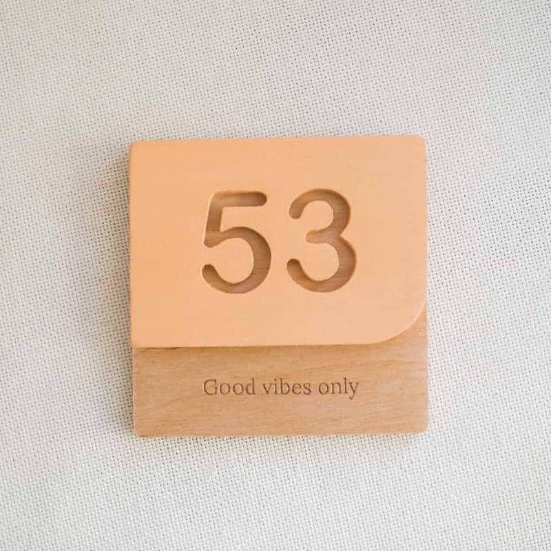 Număr de apartament din lemn, pătrat, elegant și personalizabil!