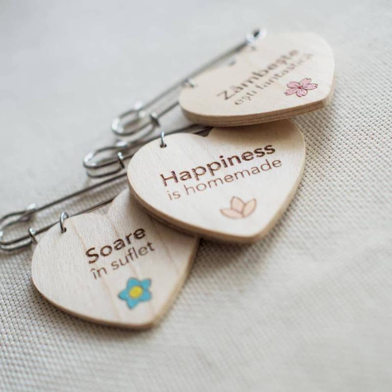 Broșă inimoasă din lemn de paltin, gravată cu mesaje