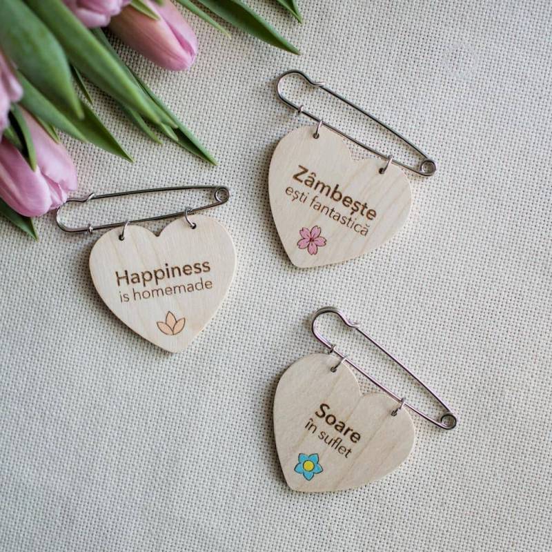 Broșă inimoasă din lemn de paltin, gravată cu mesaje