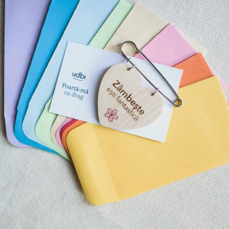 Broșă inimoasă din lemn de paltin, gravată cu mesaje