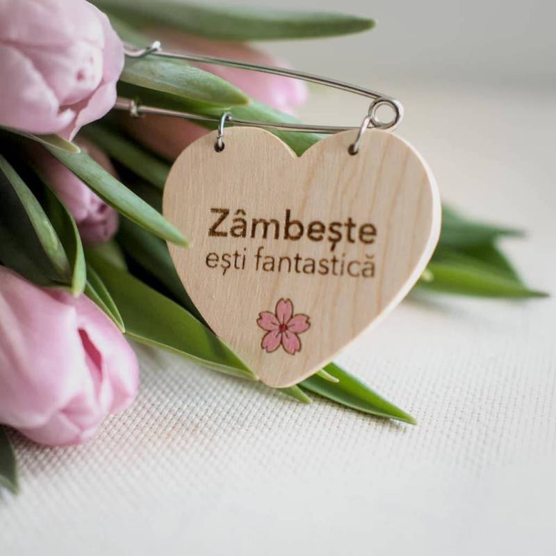 Broșă inimoasă din lemn de paltin, gravată cu mesaje