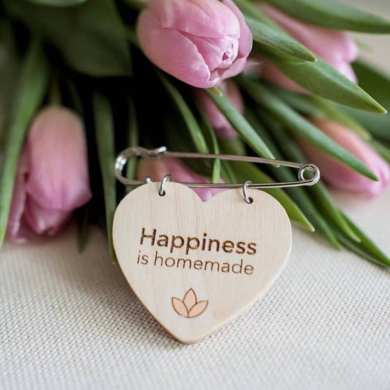 Broșă inimoasă din lemn de paltin, gravată cu mesaje