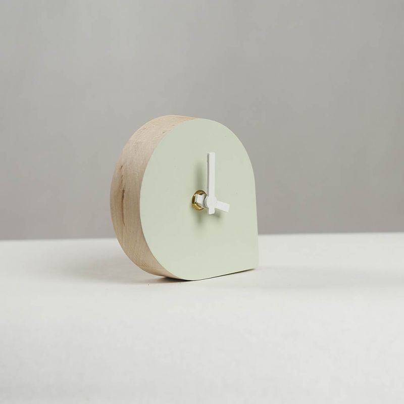 Minimalist - ceas din lemn, pentru birouri în ton cu timpurile moderne