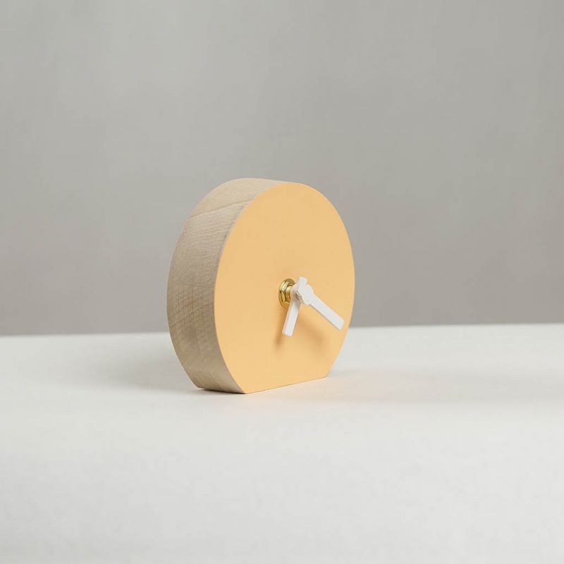 Rotunjor - ceas de birou / masă din lemn masiv, vesel și unic