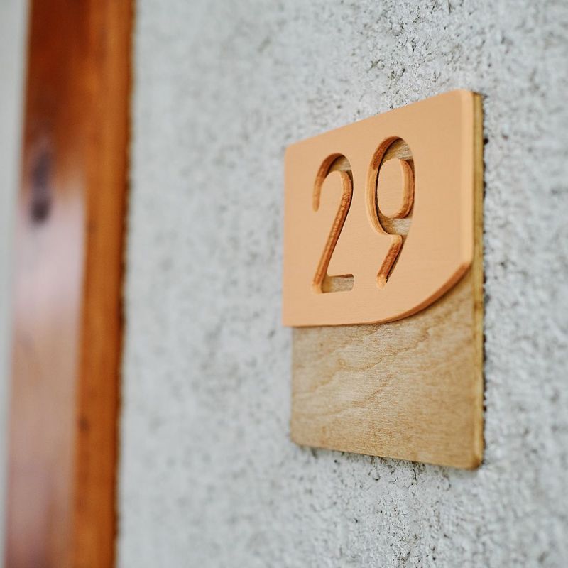 Număr de apartament din lemn, pătrat, elegant și personalizabil!