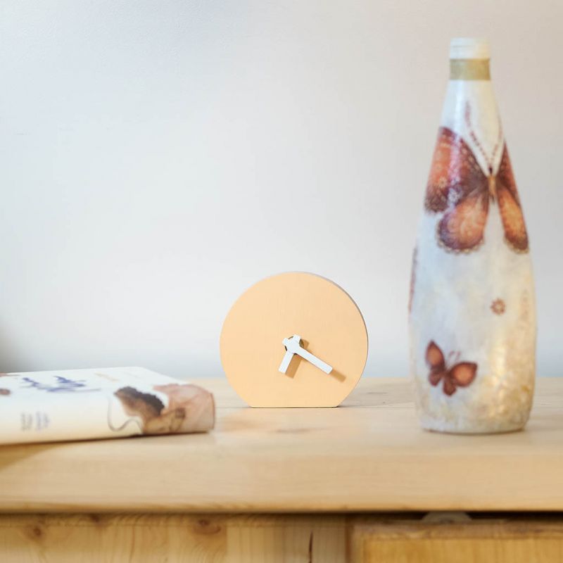 Rotunjor - ceas de birou / masă din lemn masiv, vesel și unic