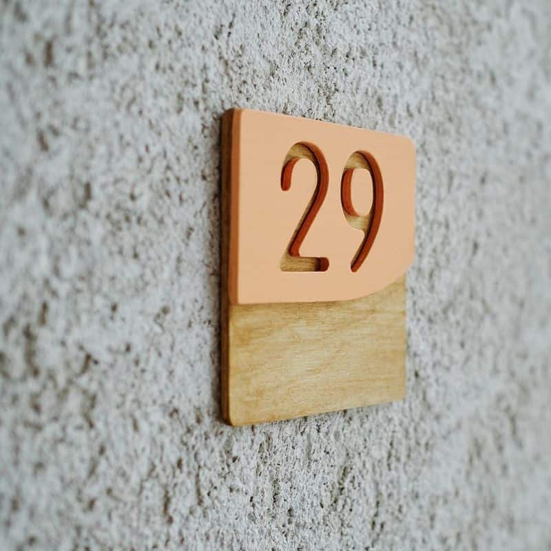 Număr de apartament din lemn, pătrat, elegant și personalizabil!