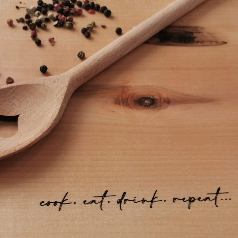 Tocător din lemn de paltin sau fag, într-o formă unică, gravat laser