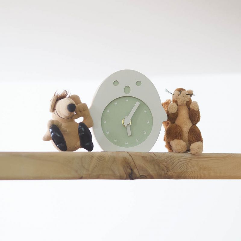 Pinguinul Vesel - ceas din lemn masiv pentru camera copiilor