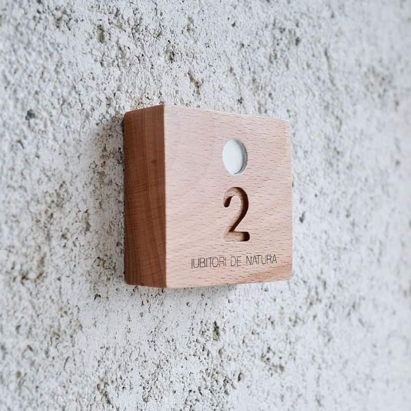Număr pentru apartament, din lemn masiv, cu buton de sonerie? Număr pentru apartament, din lemn masiv, cu buton de sonerie?