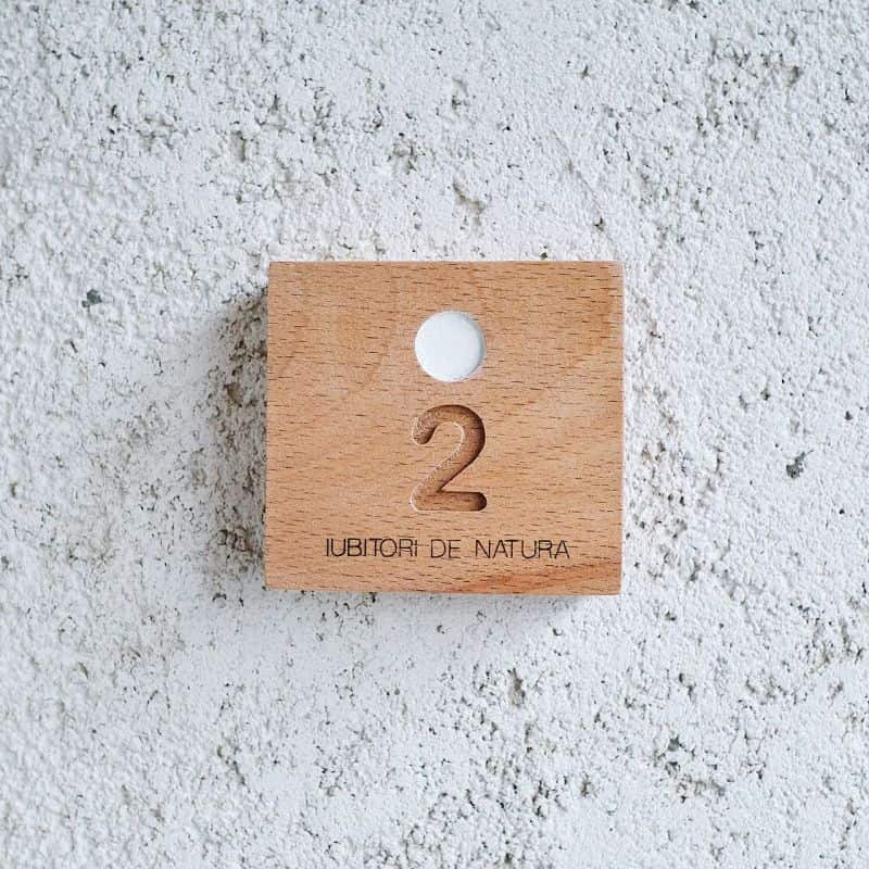 Număr pentru apartament, din lemn masiv, cu buton de sonerie? Număr pentru apartament, din lemn masiv, cu buton de sonerie?