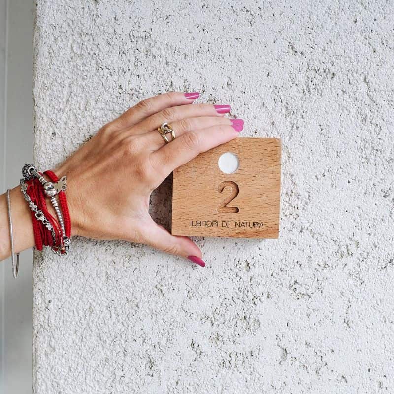 Număr pentru apartament, din lemn masiv, cu buton de sonerie? Număr pentru apartament, din lemn masiv, cu buton de sonerie?