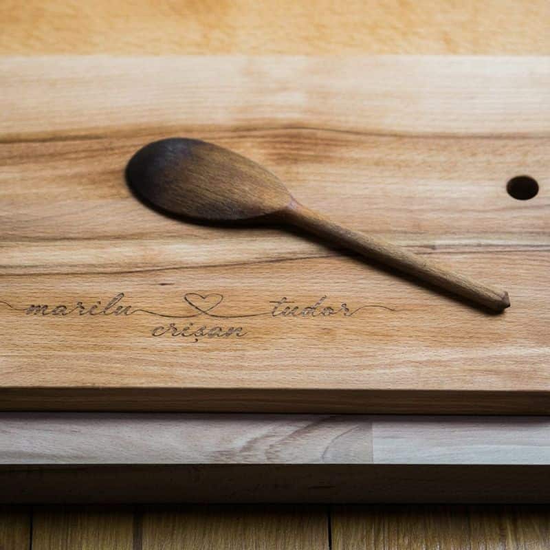 Tocător din lemn de paltin sau fag, într-o formă unică, gravat laser