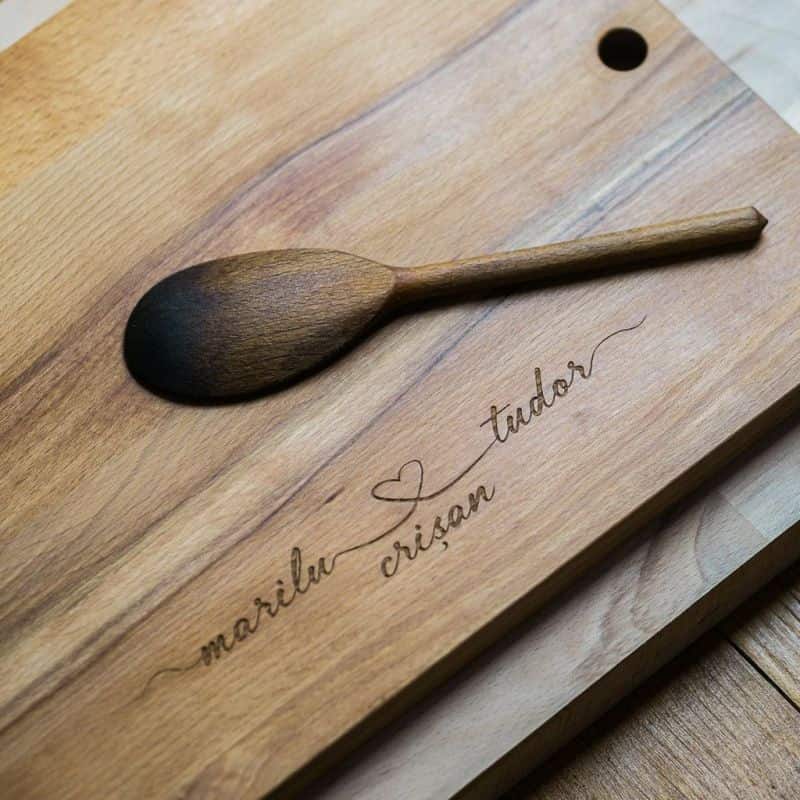 Tocător din lemn de paltin sau fag, într-o formă unică, gravat laser