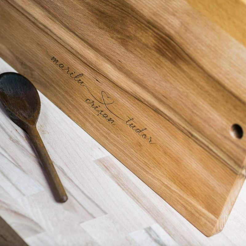 Tocător din lemn de paltin sau fag, într-o formă unică, gravat laser