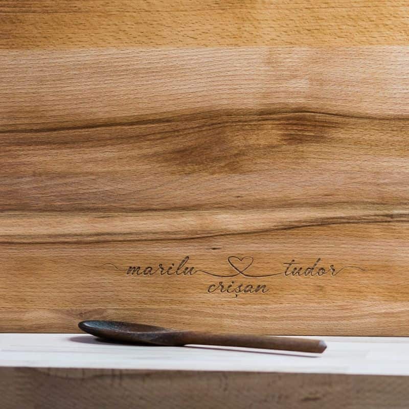 Tocător din lemn de paltin sau fag, într-o formă unică, gravat laser