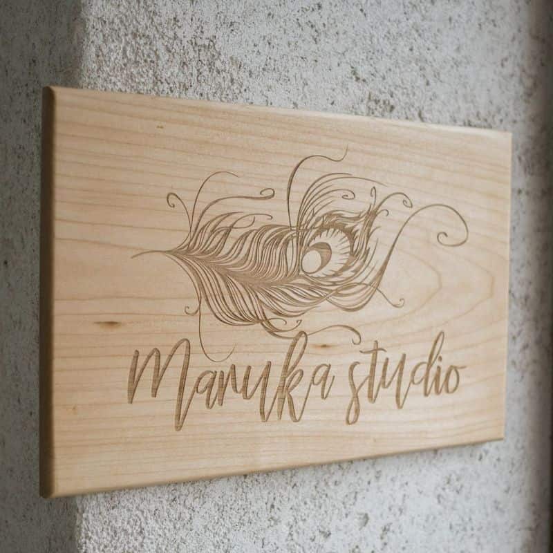 Elemente de signalistică din lemn masiv