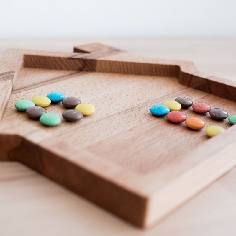 Tăviță din lemn de fag, în formă de casuță