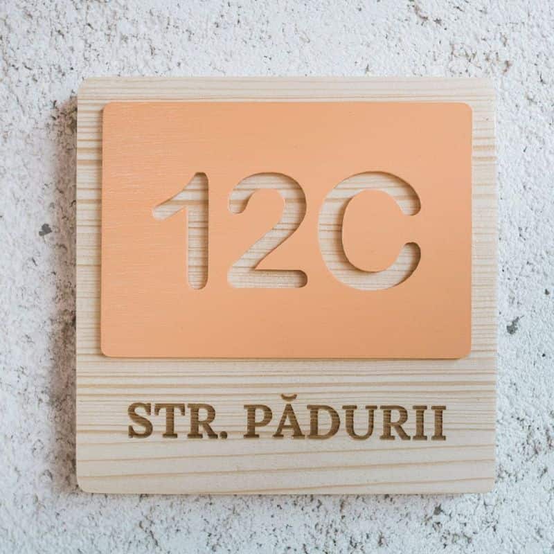 Vrei și tu un număr frumos pentru casă, pătrat, din lemn masiv?