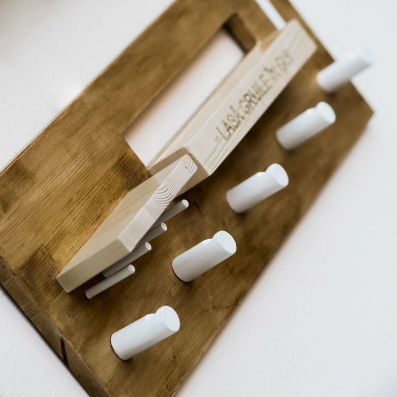 Cuier Retro din lemn masiv - agățători haine și chei, poliță și sertar