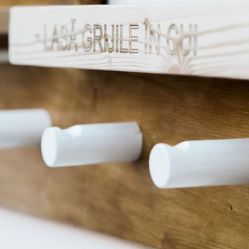 Cuier Retro din lemn masiv - agățători haine și chei, poliță și sertar