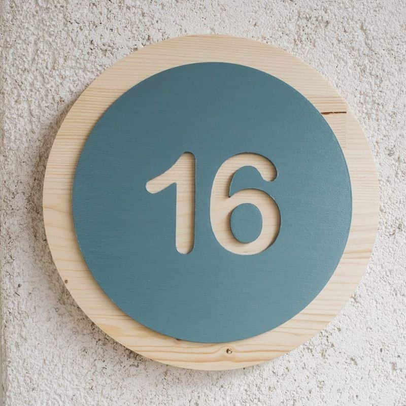 Vrei și tu un număr frumos pentru casă, rotund, din lemn masiv?